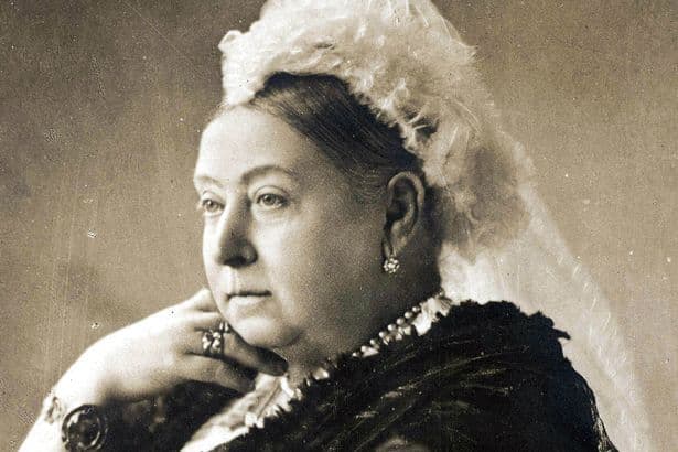 "No sólo no me duelen más los ovarios, sino que el té de las cinco te lo piso con unas masitas, unos profiteroles, y te pido que te fijes si quedó pizza de anoche, Robert" Queen Victoria, 1896