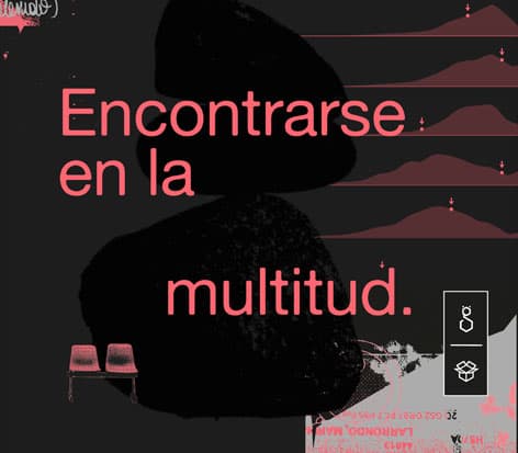 Diseño gráfico moderno con texto que dice &quot;Encontrarse en la multitud&quot;, acompañado de formas abstractas y dos sillas vacías. Sugiere temas de autodescubrimiento y reflexión en un entorno caótico.