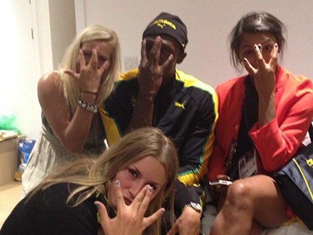 usain-bolt-celebrated-his-gold-medal-by-hanging-out-with-swedish-handball-players-at-300-am